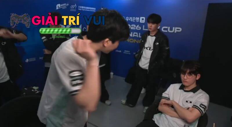 Một số ý kiến cho rằng vị HLV đã thể hiện sự nghiêm khắc vượt mức cần thiết, đặc biệt trong bối cảnh các tuyển thủ đang căng thẳng sau thất bại ở ván đấu.