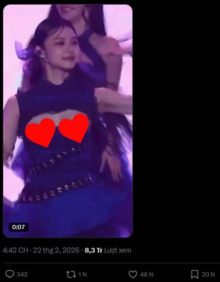 Nữ idol Hứa Viện Viện gặp sự cố trang phục gây bão mạng 2