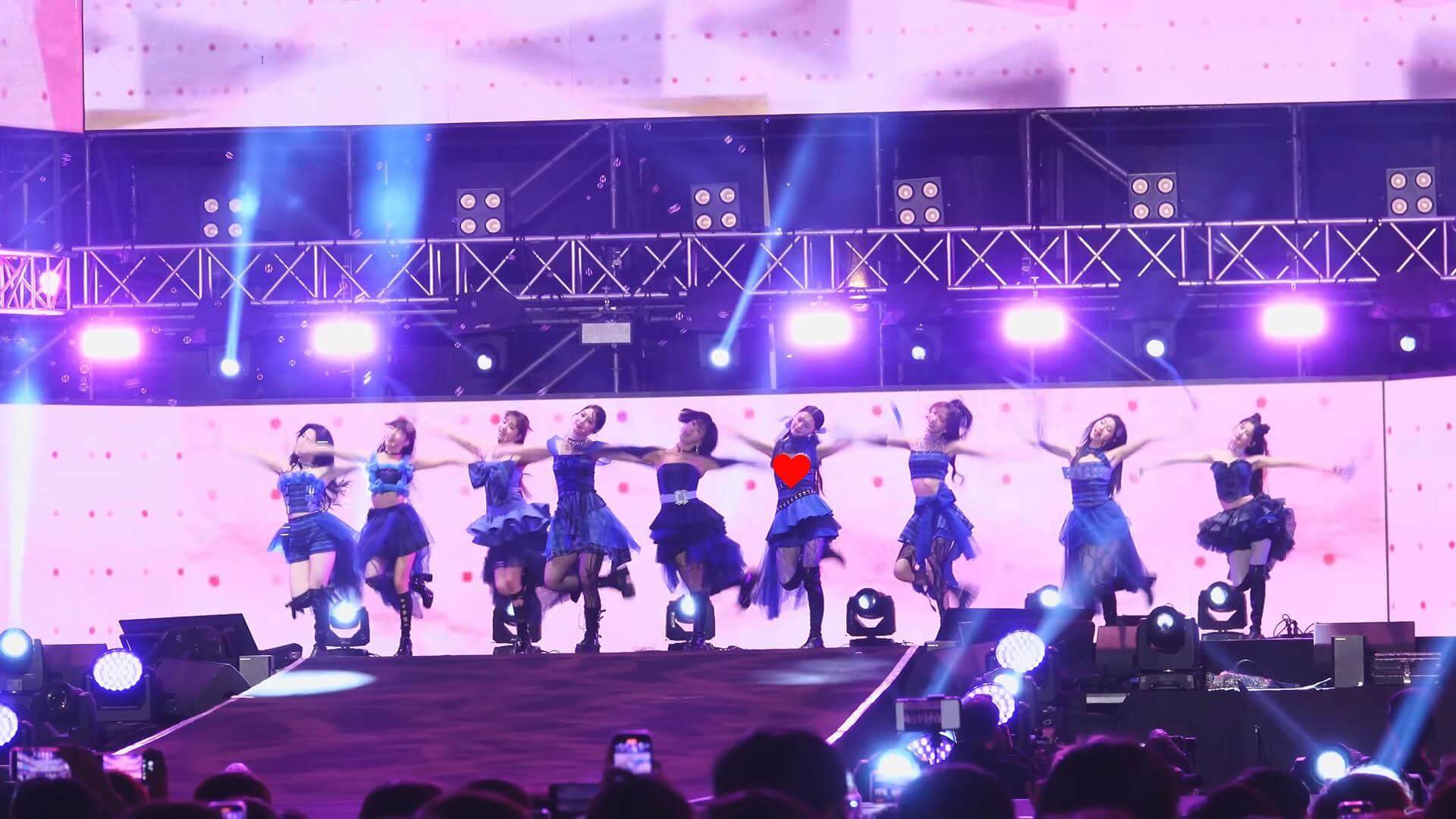 Nữ idol Hứa Viện Viện gặp sự cố trang phục gây bão mạng 7