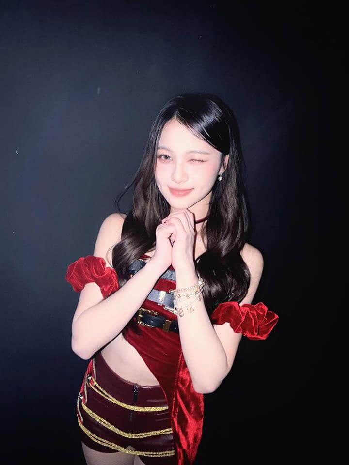 Nữ idol Hứa Viện Viện gặp sự cố trang phục gây bão mạng 8